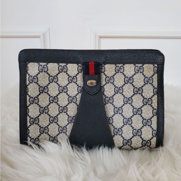 Gucci Handbags - VINTAGE GUCCI Navy Clutch